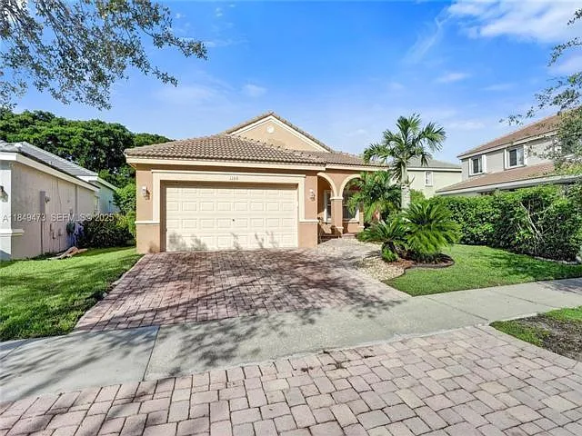 1100 Chinaberry Dr