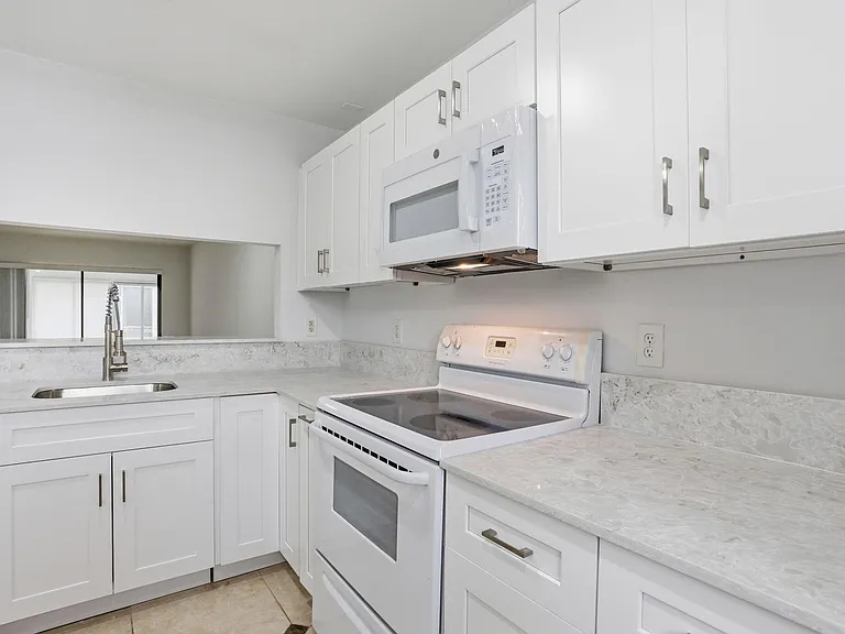 315 NW 36th Ave — Photo 7