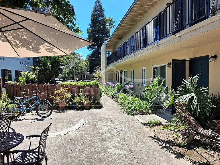 322 W Anapamu St #8 — Photo 8