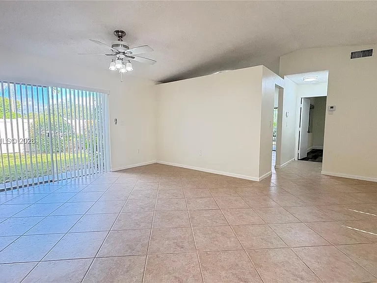 821 W Beckley Sq — Photo 3