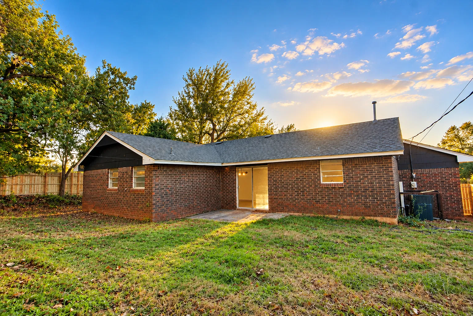 3 bed, 1.5 bath, 1462 sqft, $1,595 — Photo 2