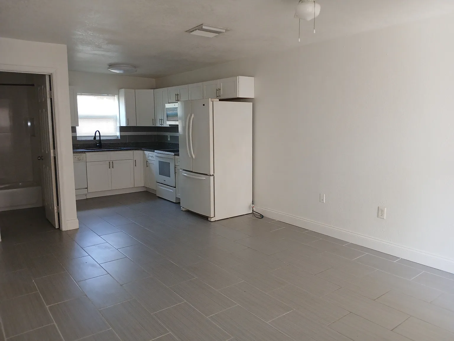 2 bed, 700 sqft, $1,550 — Photo 3