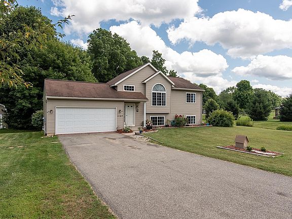 3rd image of 1127 N Vista Ln