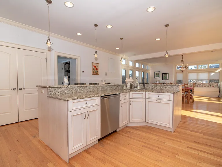 605 Dune Rd — Photo 7