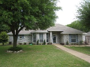 200 Whispering Meadows Dr, Hewitt, TX 76643