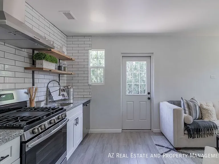 1649 E Oak St #9 — Photo 1