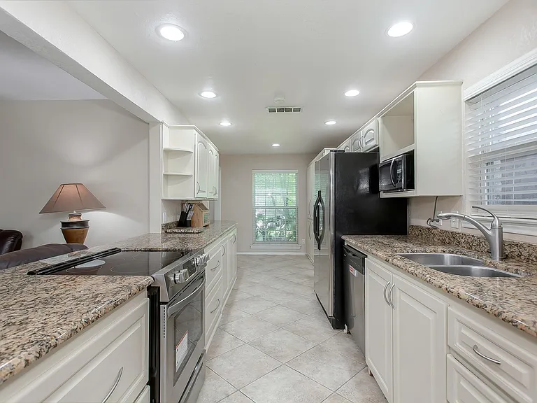 1428 Dumont Dr — Photo 8