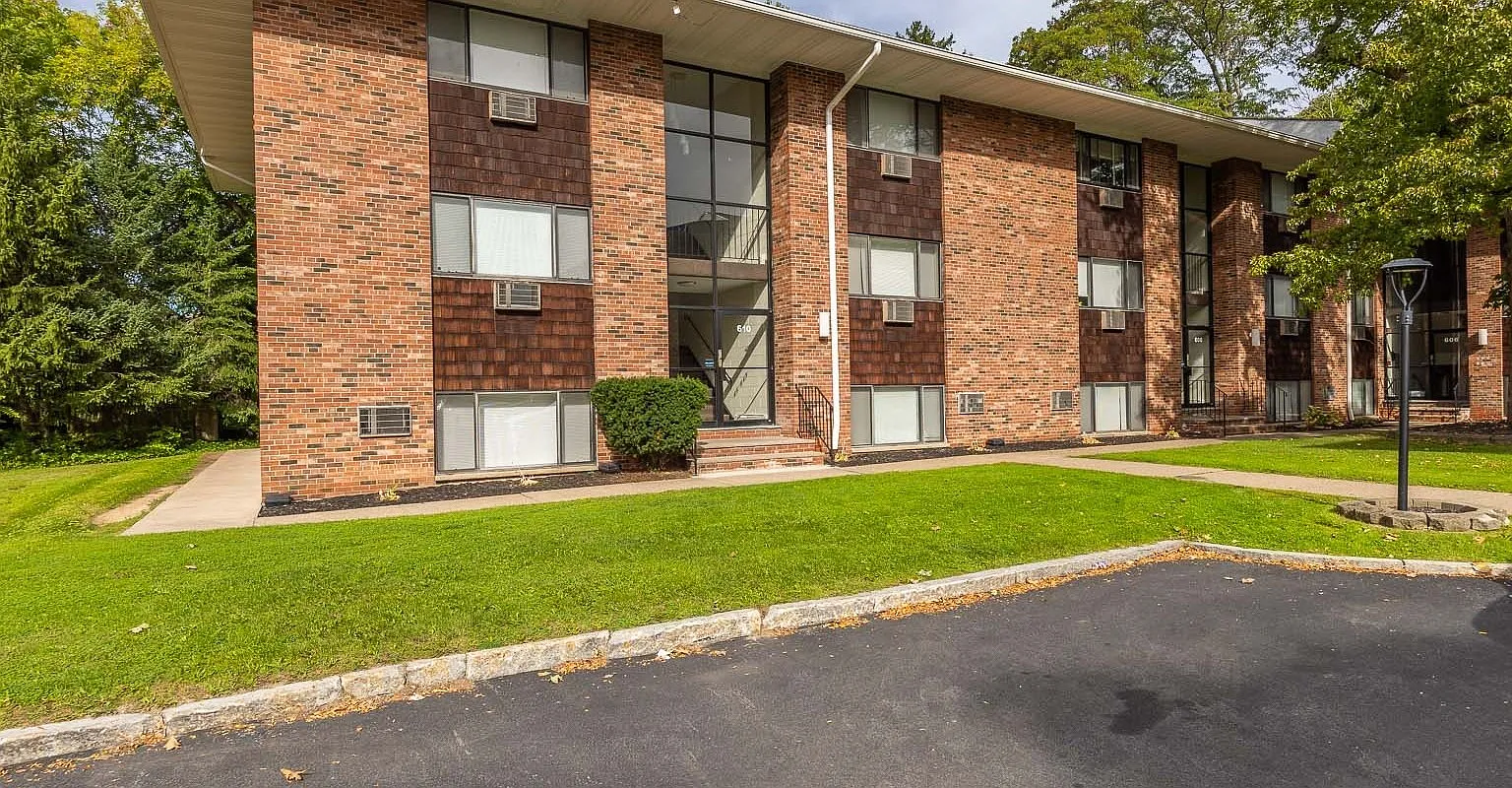 Parklawn Apartments — Photo 1
