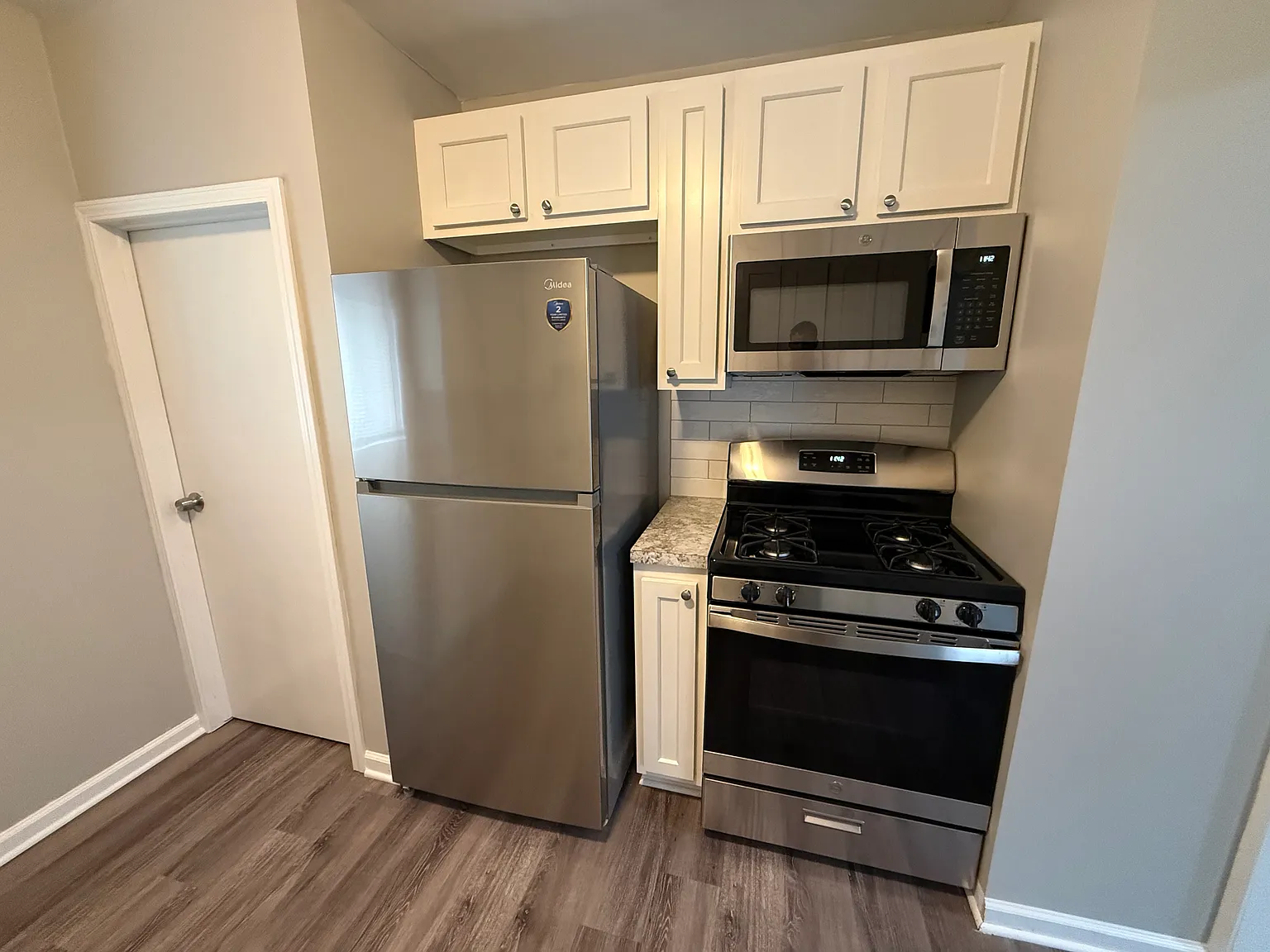 3 bed, 1.5 bath, 1327 sqft, $2,000 — Photo 4
