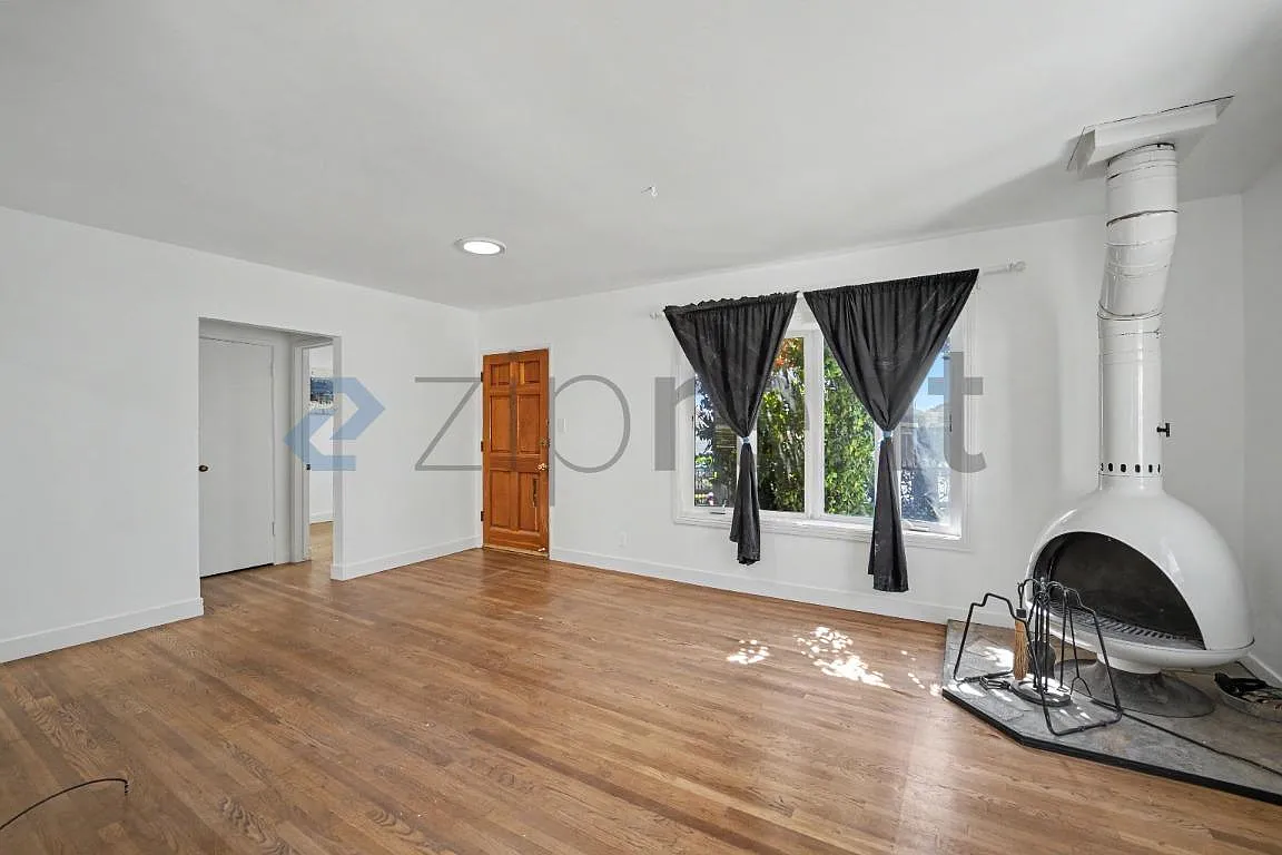 4 bed, 1400 sqft, $5,968 — Photo 3