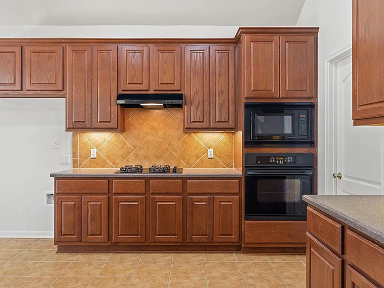 209 Canterbury Dr — Photo 10