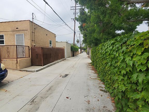 3rd image of 704 Lindaraxa Park S #A