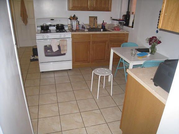 5th image of 2569 23rd St APT 1R