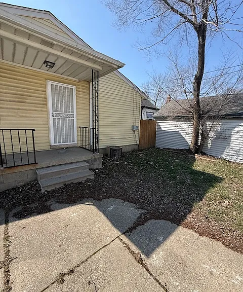 22820 Beechwood Ave — Photo 2