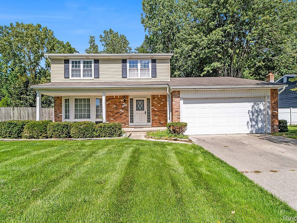 1st image of 34635 Lakewood Dr