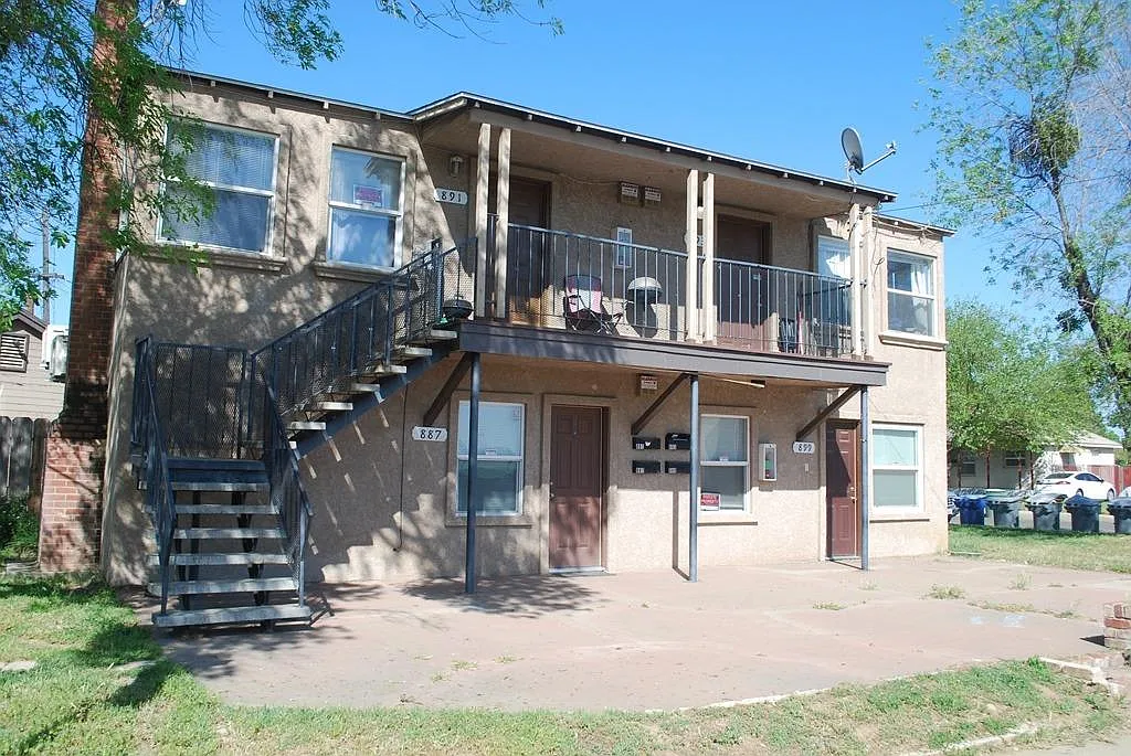 887 Pine St photo 1