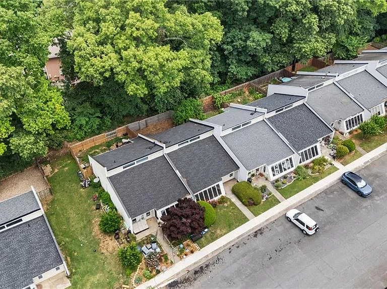 216 Goshen Ln — Photo 32
