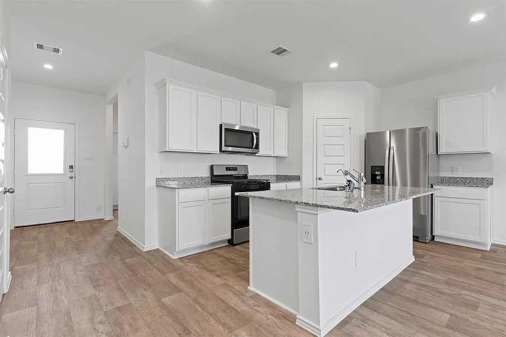 4 bed, 3.0 bath, 2173 sqft, $2,450 — Photo 2