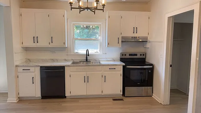 3 bed, 1.0 bath, 944 sqft, $1,395 — Photo 2