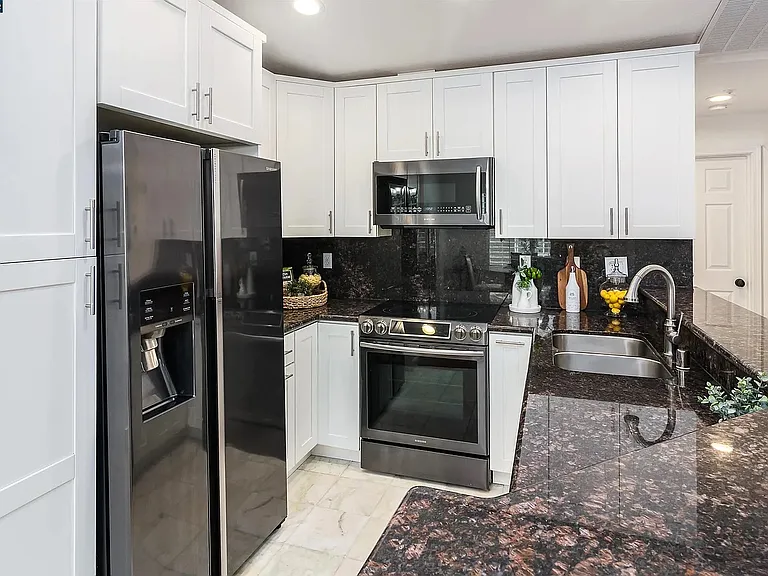 601 Destiny Ln — Photo 3