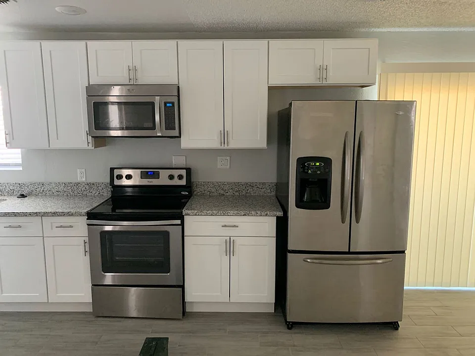 21 W Imperial Ave