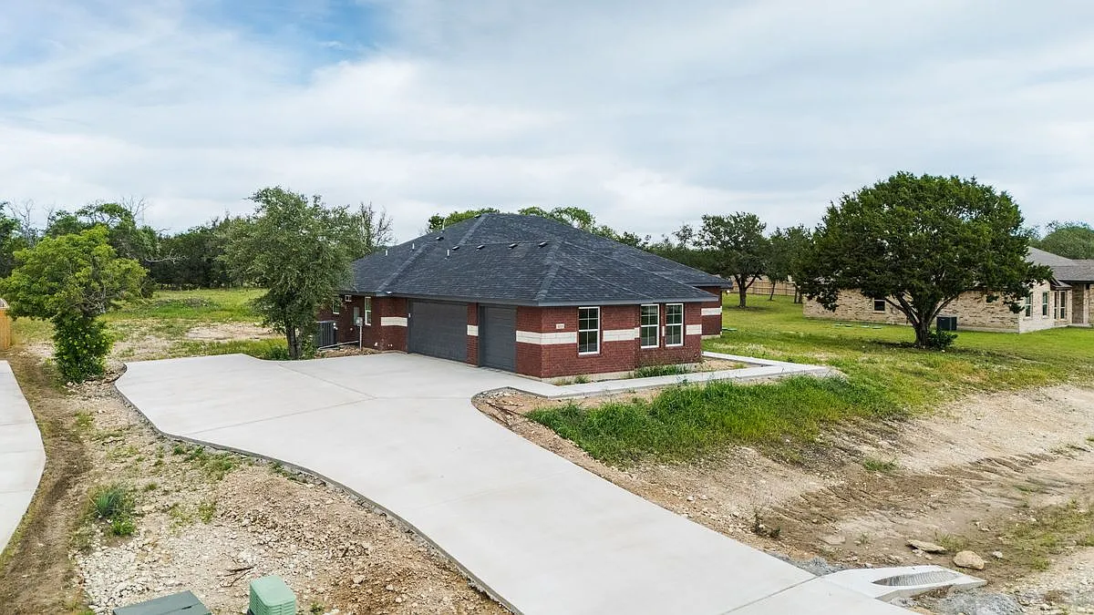 4 bed, 3.0 bath, 2329 sqft, $3,000 — Photo 4