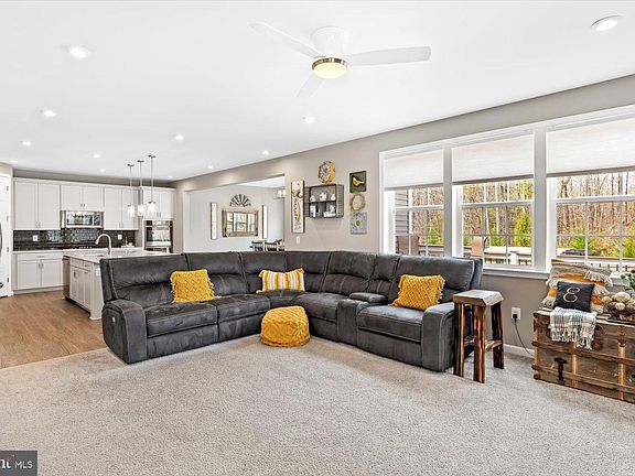 4th image of 910 Crab Apple Dr