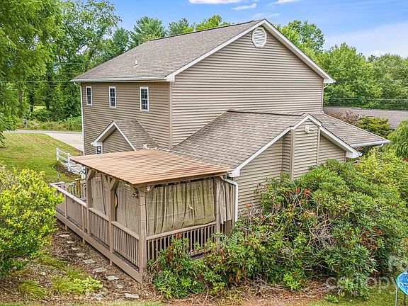 3rd image of 40 Hideaway Ln