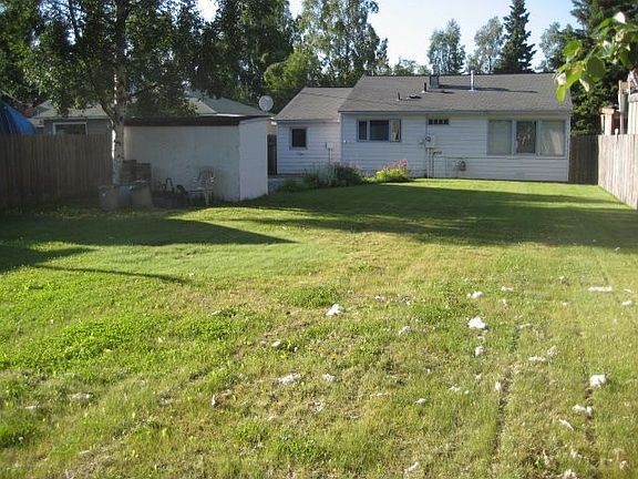 Spacious back yard. Great for entertaining.