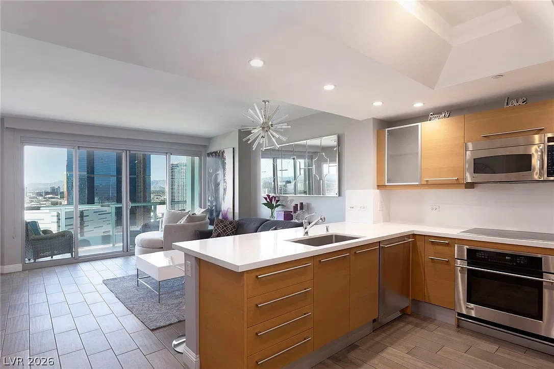 Turnberry Towers — Photo 4