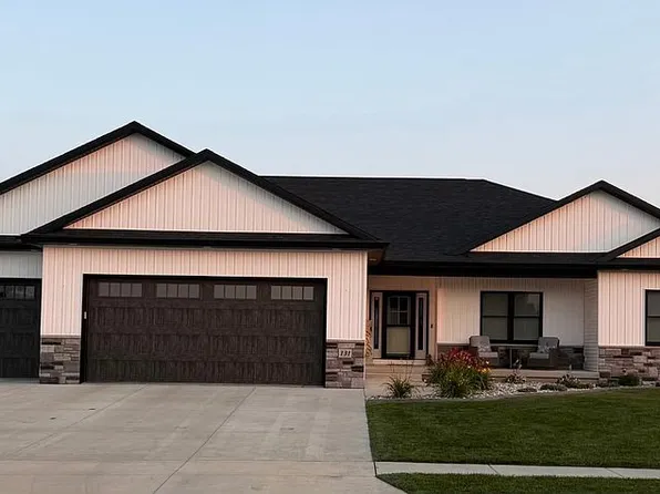 131 W Torrey Pines Dr, Eldridge, IA 52748
