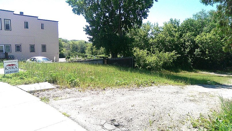 2nd image of 221 Depere Rd