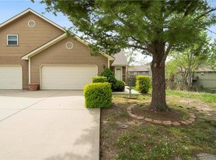 505 E 7th St, Kearney, MO 64060