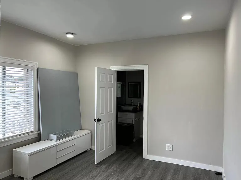 202 W Grand Ave #1 — Photo 10