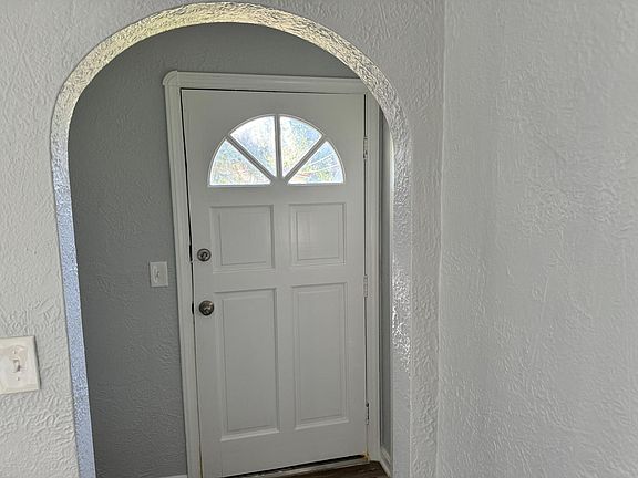 4th image of 566 Wesley Ave
