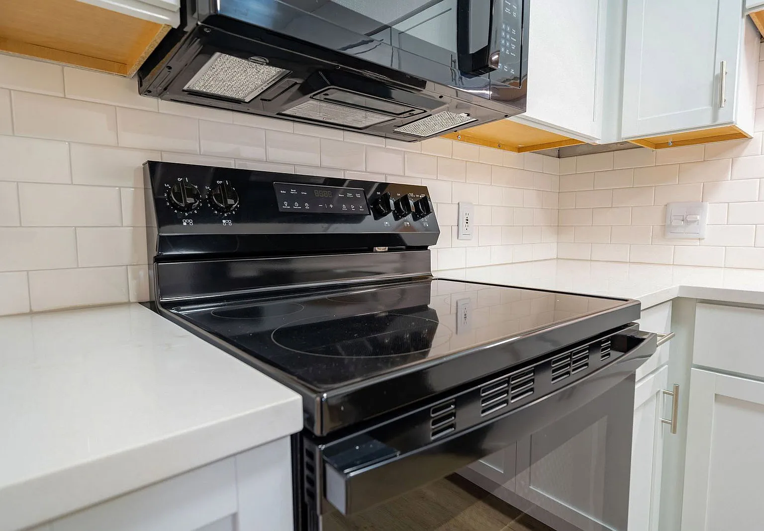 1 bed, 1.0 bath, $899 — Photo 4