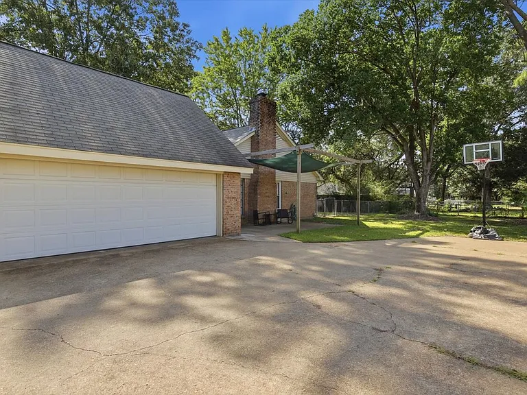 131 Cypress Dr — Photo 6