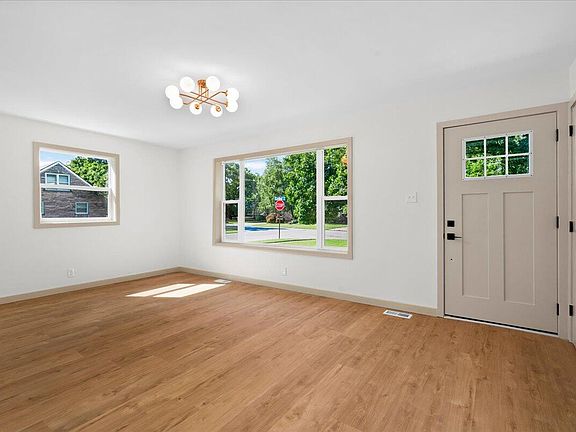 3rd image of 634 Cardinal Ln