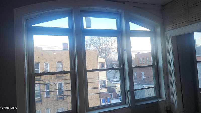 4th image of 10 Garner Street