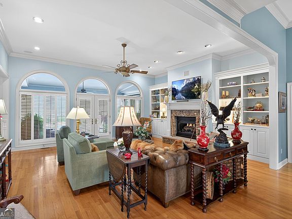 4th image of 470 Preston St