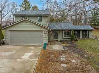 1103 Cedar Woods Rd, Cedar Rapids, IA 52403