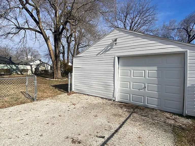 1701 E Belmont St — Photo 18