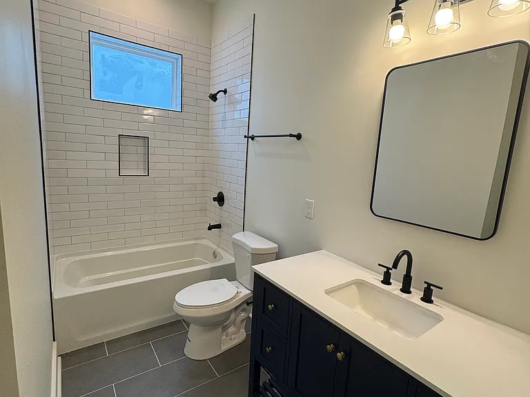 bathroom primary on suite