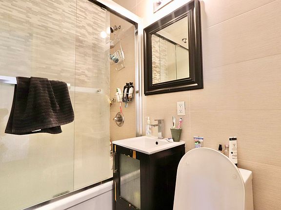 4th image of 804 Jefferson Ave APT 5E