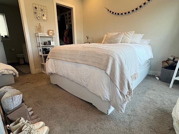 Main bedroom with Ensuite and walk in closet (custom fitted)