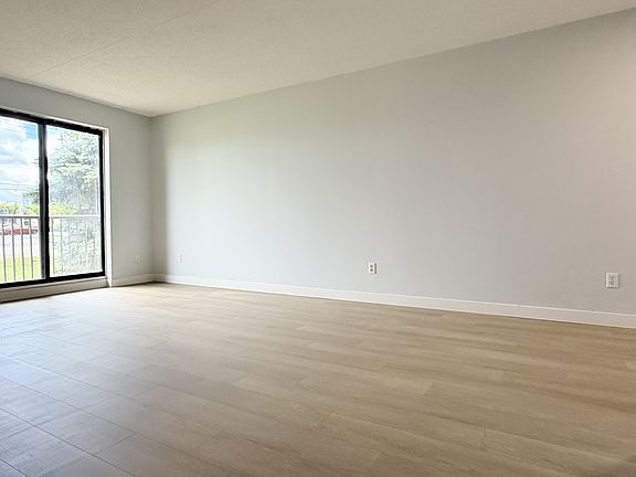 4th image of 2940 Elsmere Ave #108