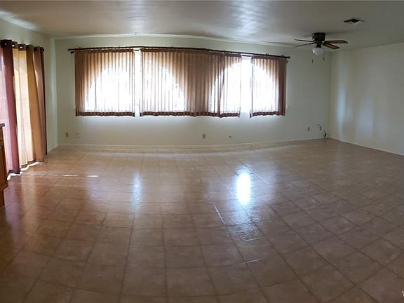 5th image of 996 Holly St