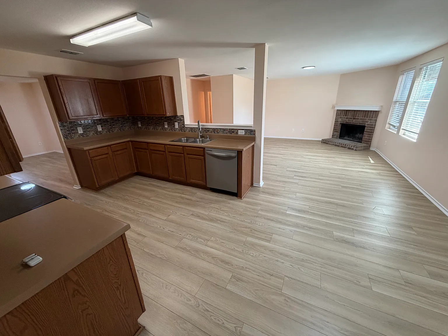 5 bed, 2.5 bath, 3039 sqft, $2,700 — Photo 3