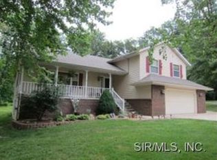 3 Woodland Ln, Vandalia, IL 62471