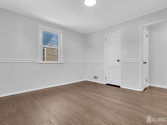 5th image of 2708 Maple Ave